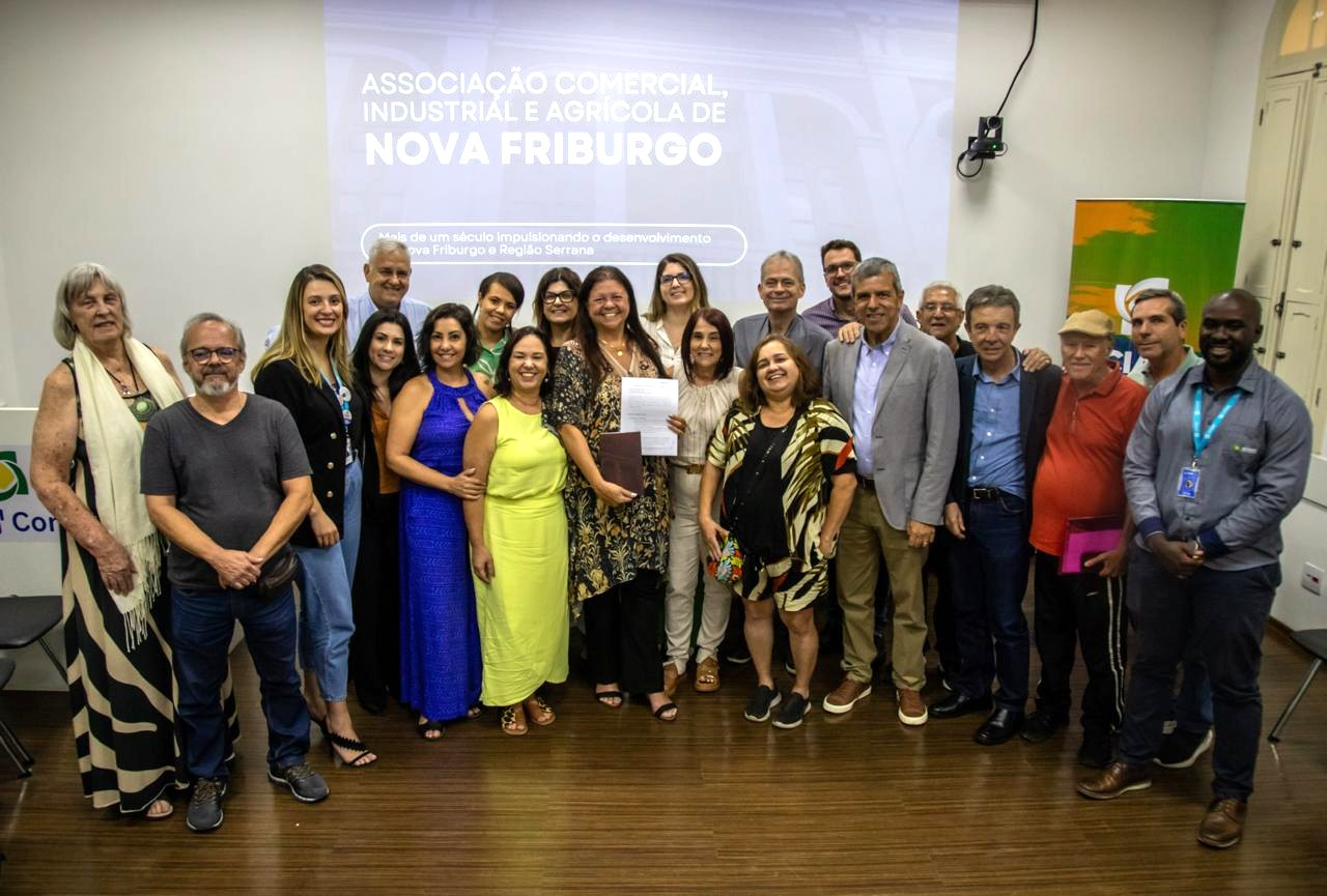 Deputada Laura Carneiro participa de reunião na ACIANF para debater demandas da Região Serrana