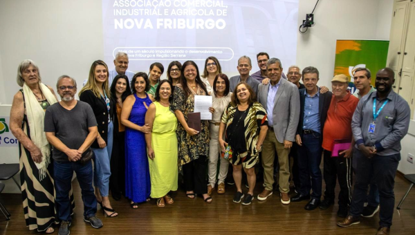 Deputada Laura Carneiro participa de reunião na ACIANF para debater demandas da Região Serrana