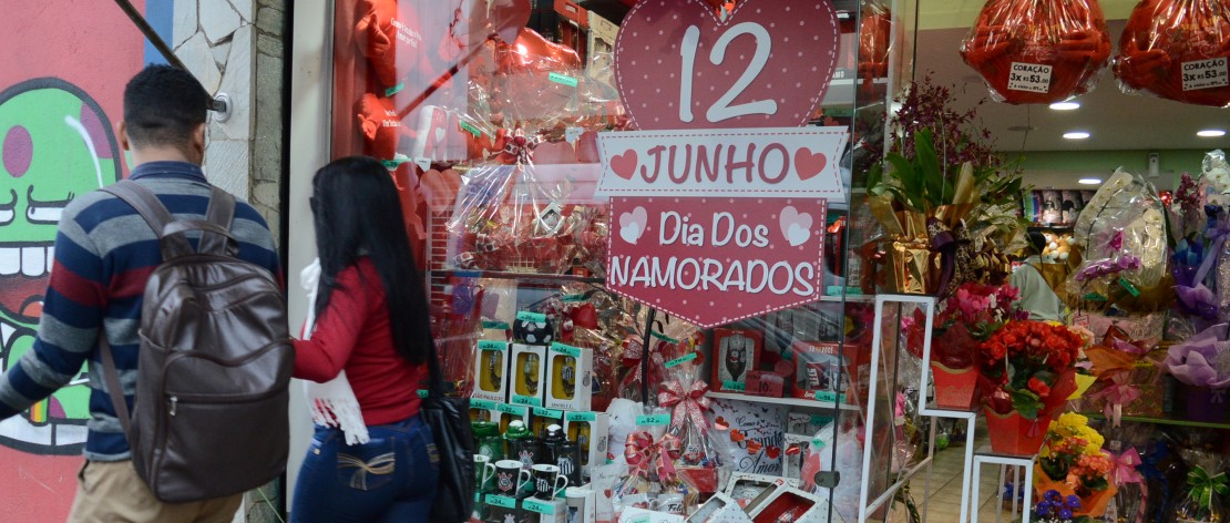 Comércio pode estender horário antes do Dia dos Namorados e abrir no feriado de Corpus Christi (ambas situações ocorrem em junho)