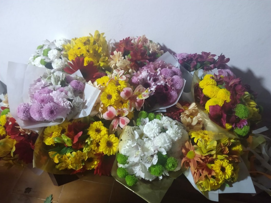 PRATIQUE A SOLIDARIEDADE E GANHE UM BUQUÊ DE FLORES!