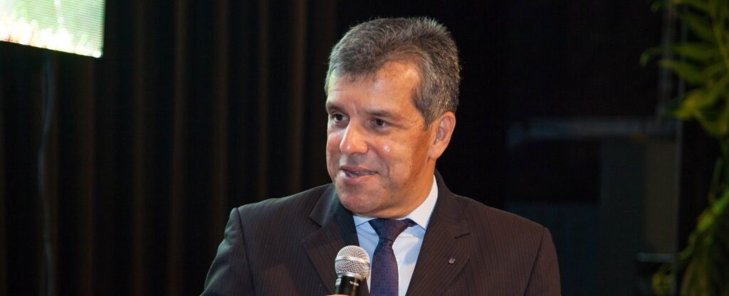 Roosevelt Concy, diretor executivo da ACIANF, recebe título e medalha de Doutor Honoris Causa