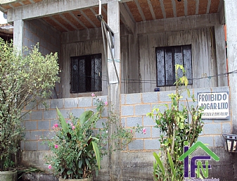 Casa excelente localização com ônibus na porta, com 02 quartos, sala, cozinha, banheiro social,área 