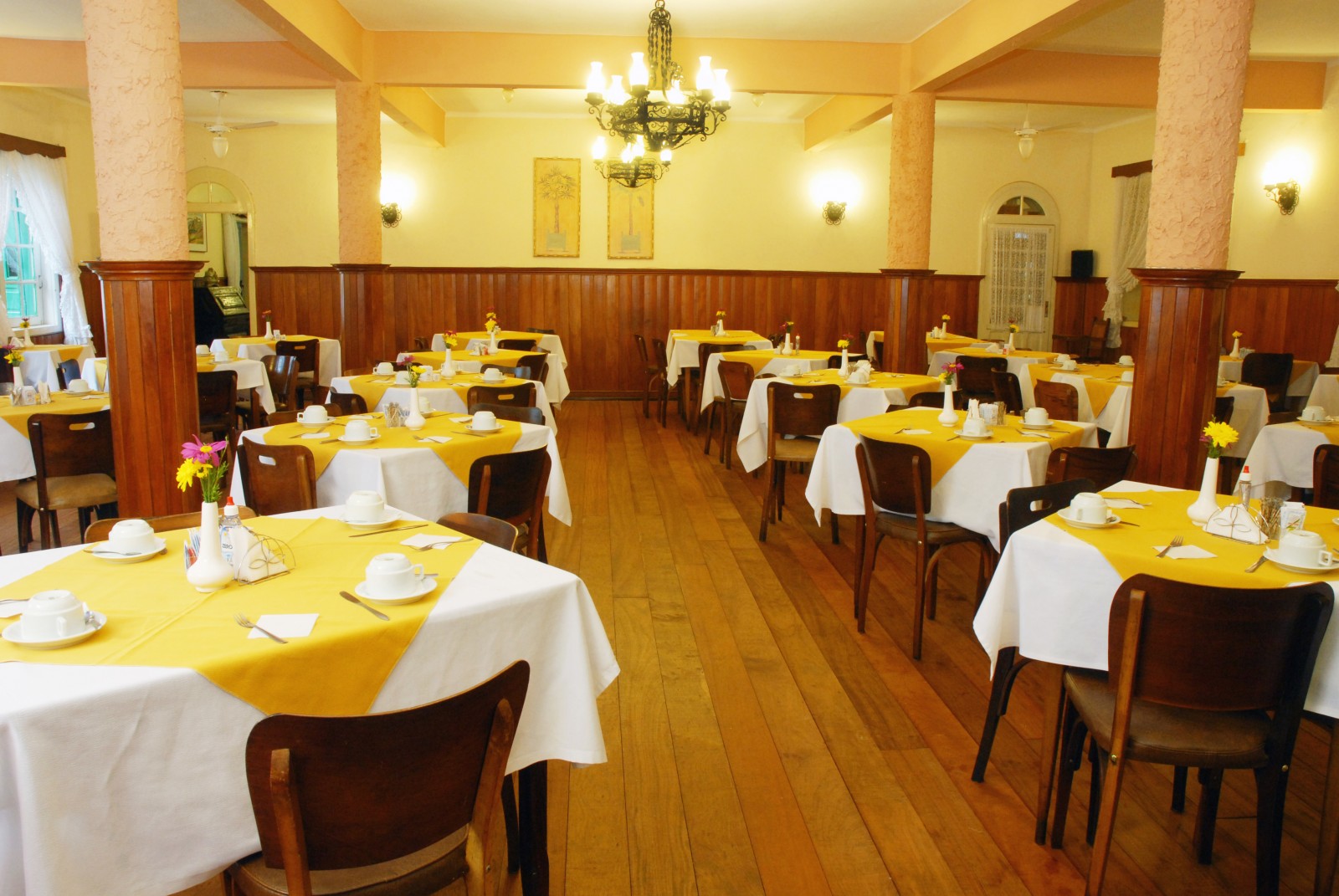 Restaurante, Sala de Estar e Bar