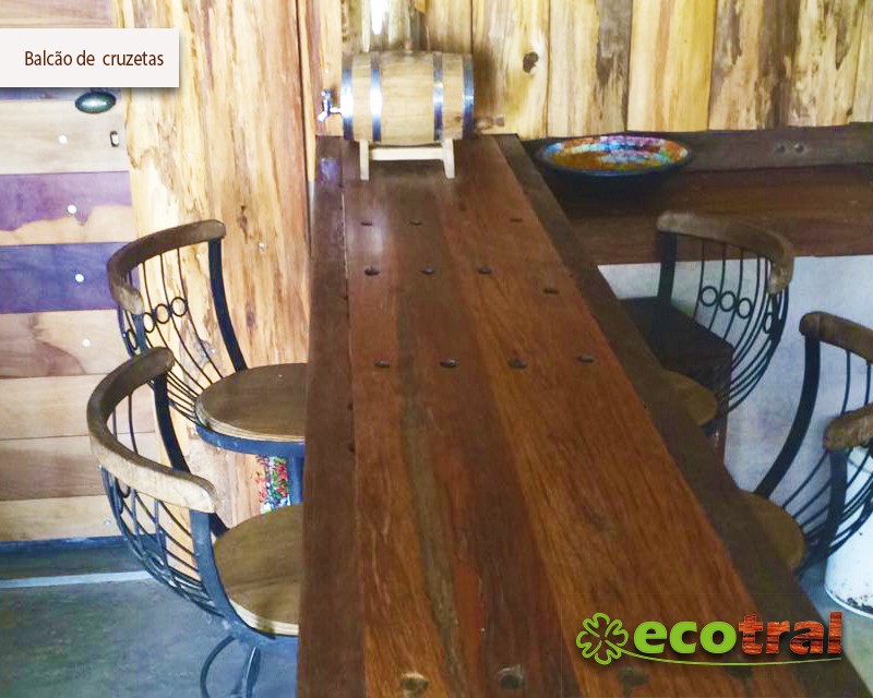 BANCADAS RÚSTICAS EM DORMENTES E CRUZETAS