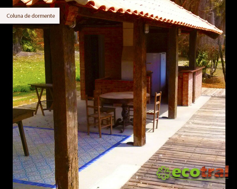 COLUNAS E VIGAS RÚSTICAS CONSTRUÇAO COM DORMENTES